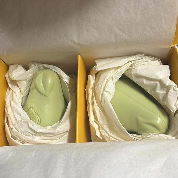 New Thymes pair of Persian pear soaps - Picture 2 of 4